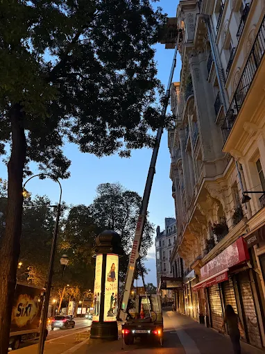 Monte-meuble SpeedLift installé devant un immeuble parisien