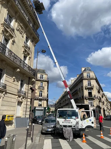 Chargement de meubles sur la nacelle du monte-meuble
