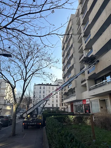 Monte-meuble en intervention devant un immeuble haussmannien