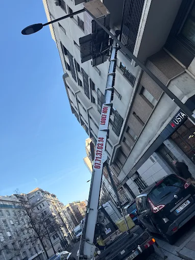 Opérateur SpeedLift harnaché sur la nacelle